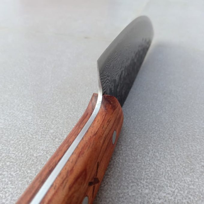 Bord de lame du couteau de chef en acier replié