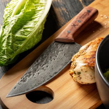 couteau de chef Damas avec salade et poulet