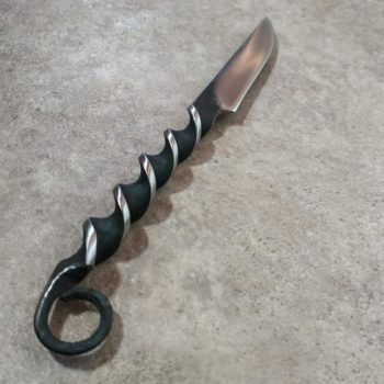 Curled handle of the forged steak knife