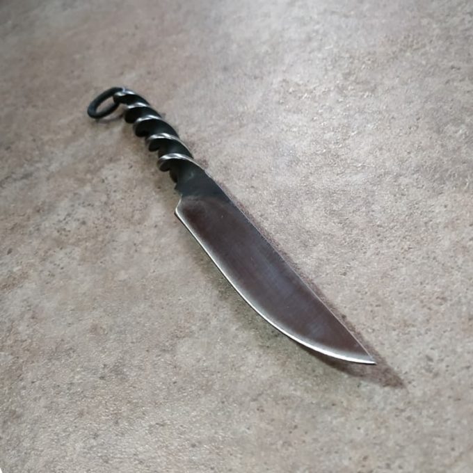 Blade tip of the twisted steak knife
