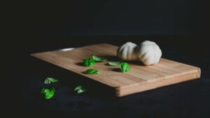 kitchen knife safety guide | using a cutting board